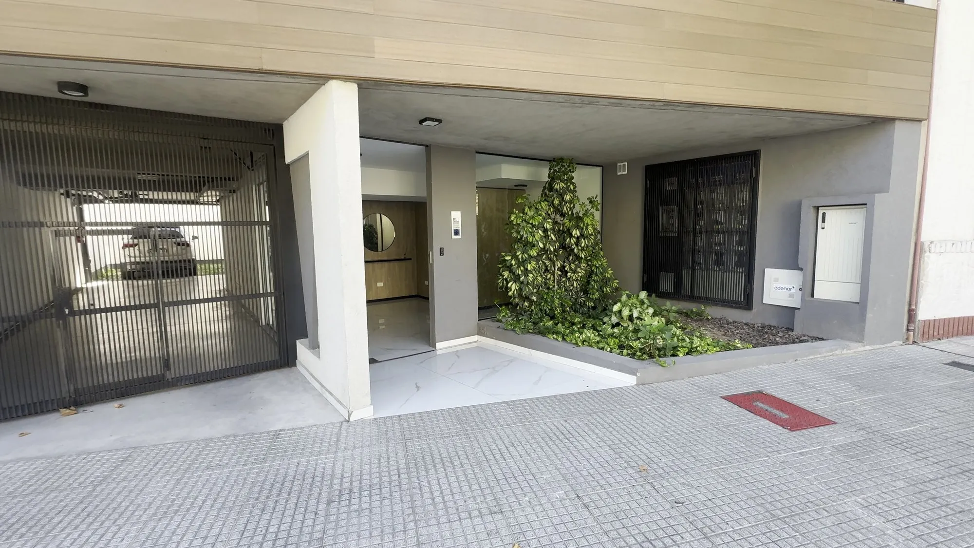 Acceso peatonal y portón de cochera