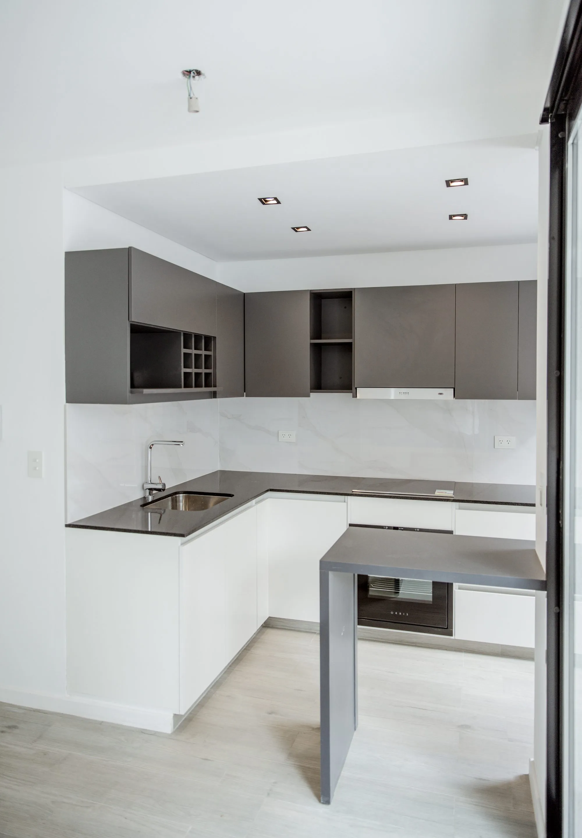 Cocina con mesada de granito negro Brasil
