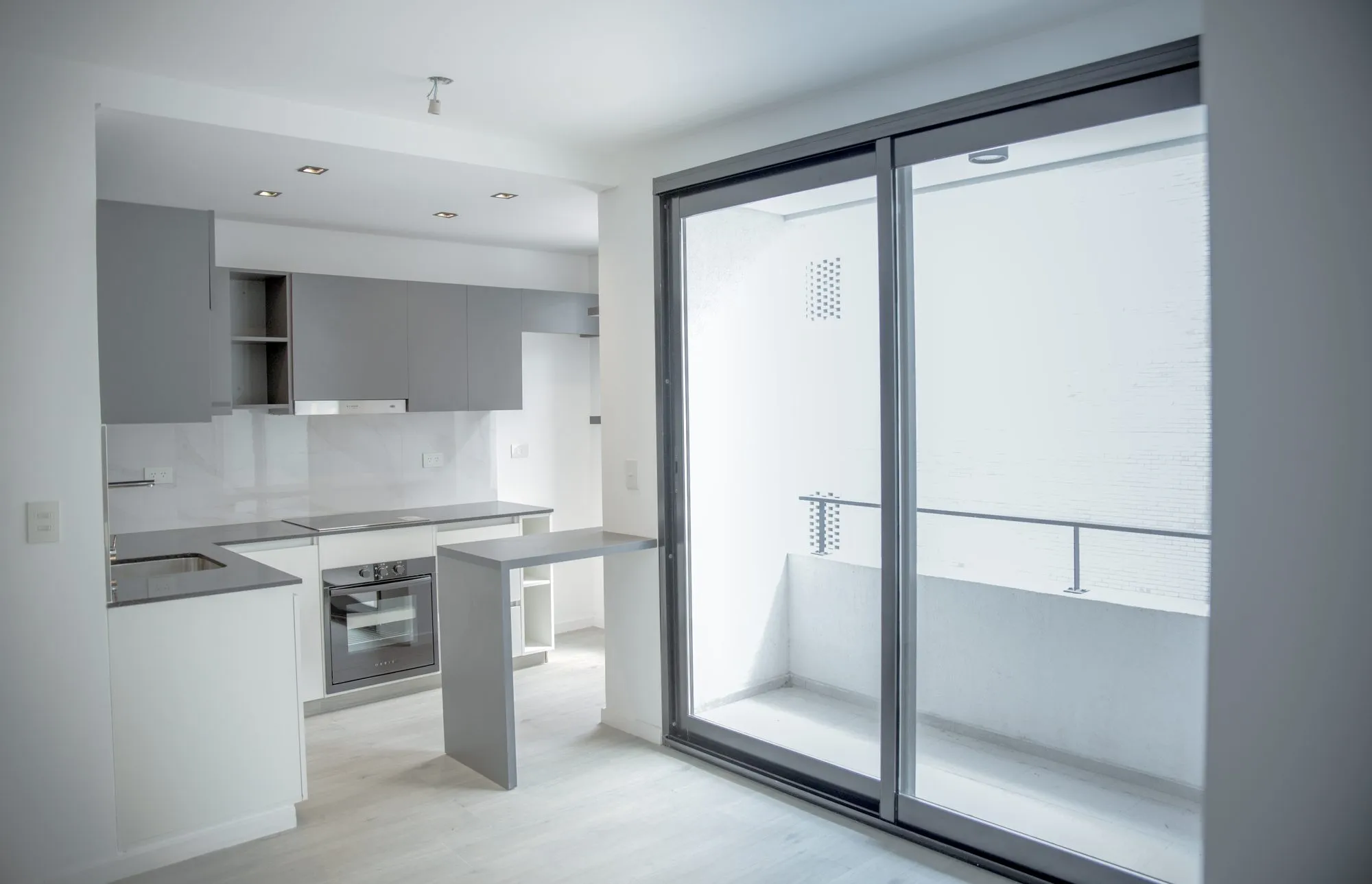 Cocina integrada con balcón