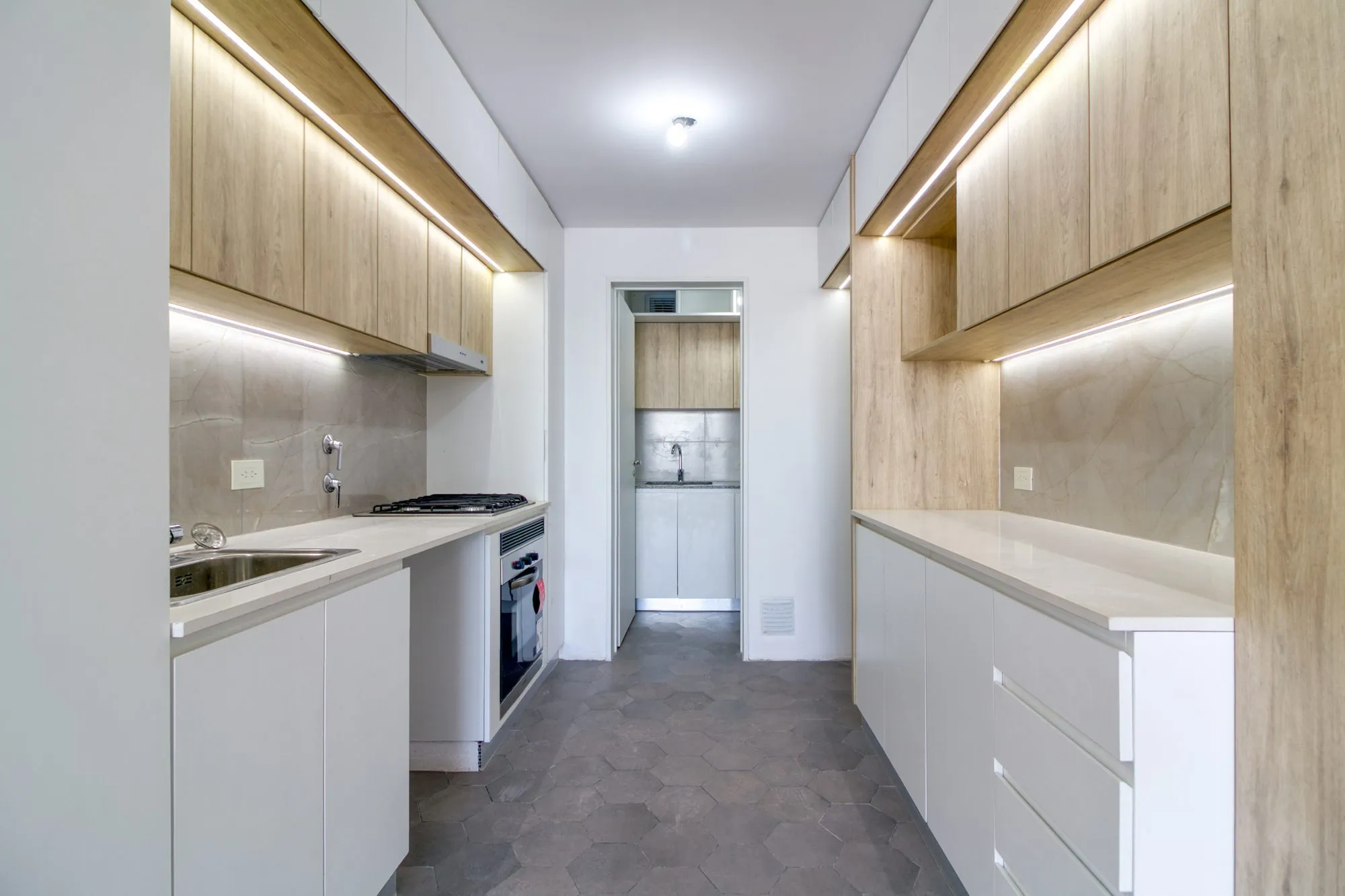 Cocina equipada con mesada de Silestone