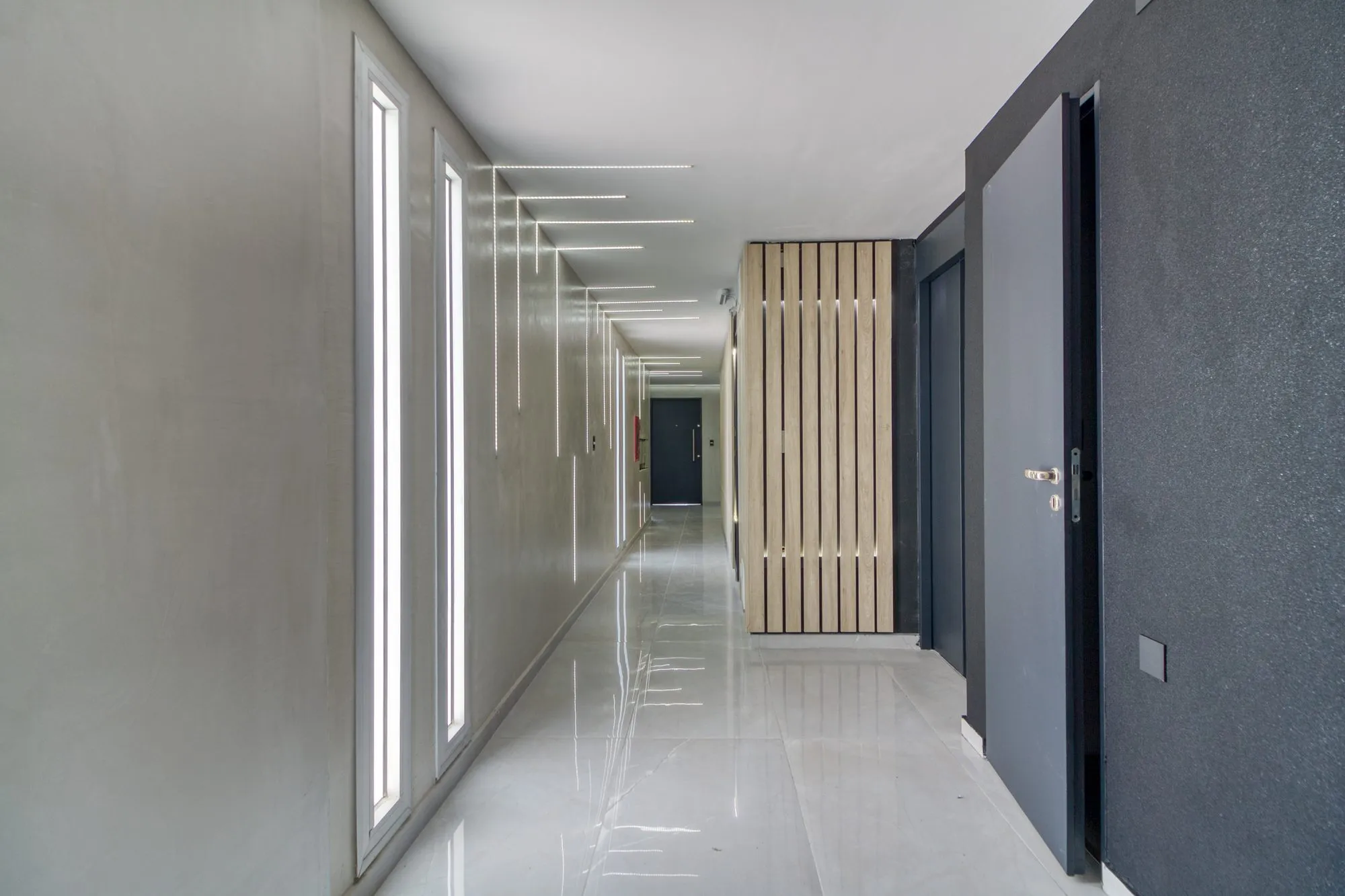 Pasillo con cemento alisado y porcelanato pulido