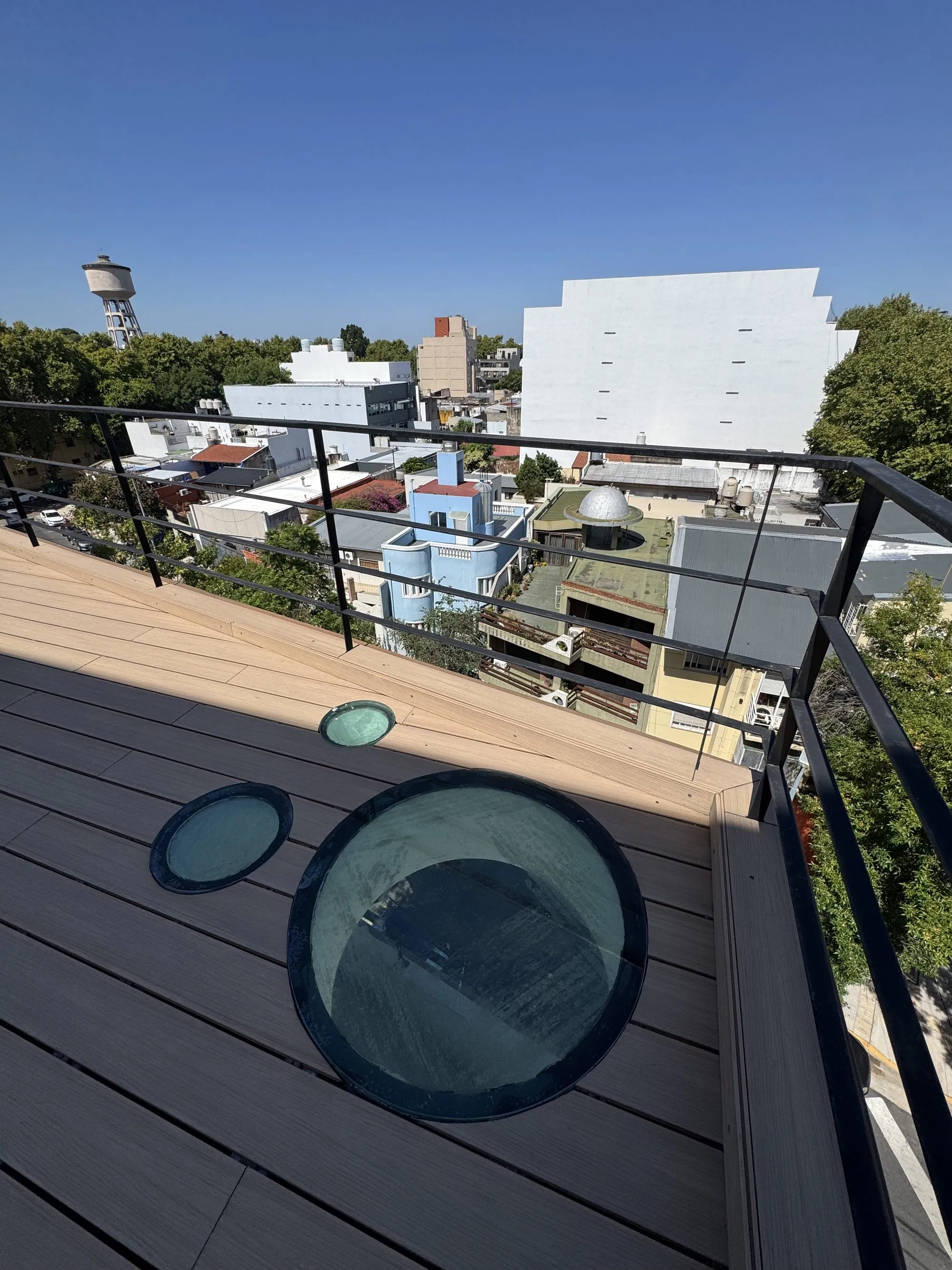 Terraza con deck de madera y claraboyas